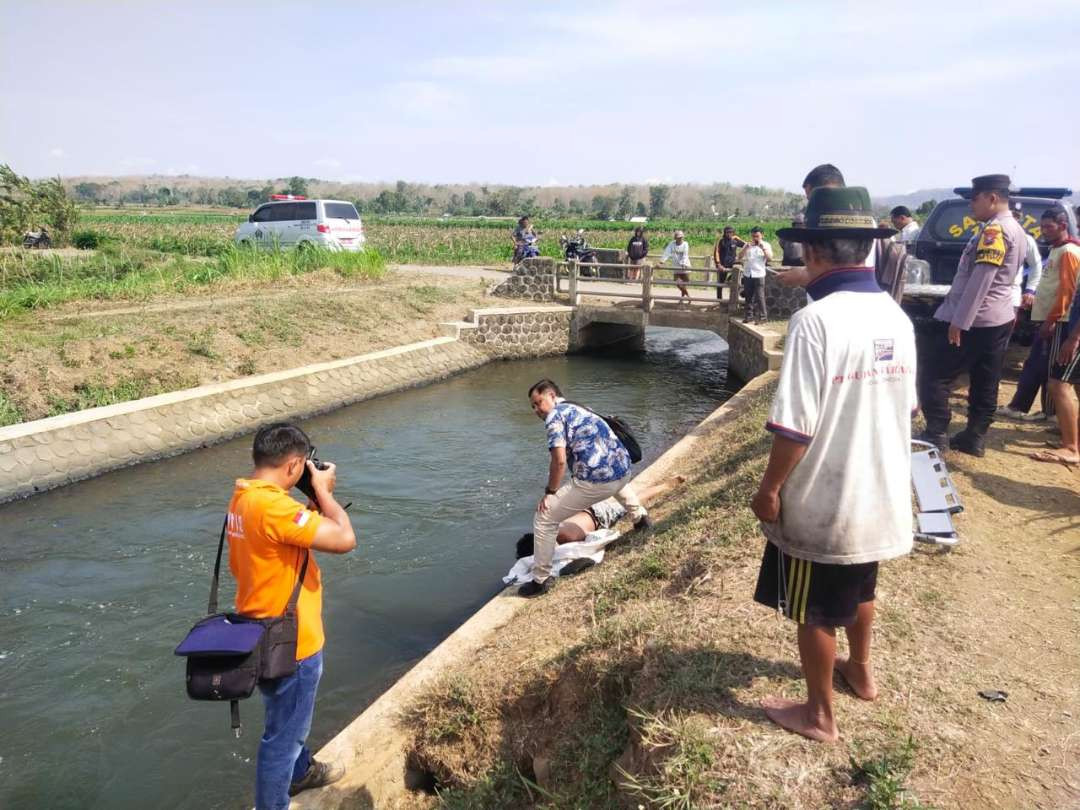 Jenasah korban saat dievakuasi di Sungai Sekunder Lodoyo Timur (Lotim), Kelurahan Jegu, Blitar, pada Jumat, 4 Oktober 2024.(Foto: Choirul Anam/Ngopibareng.id)