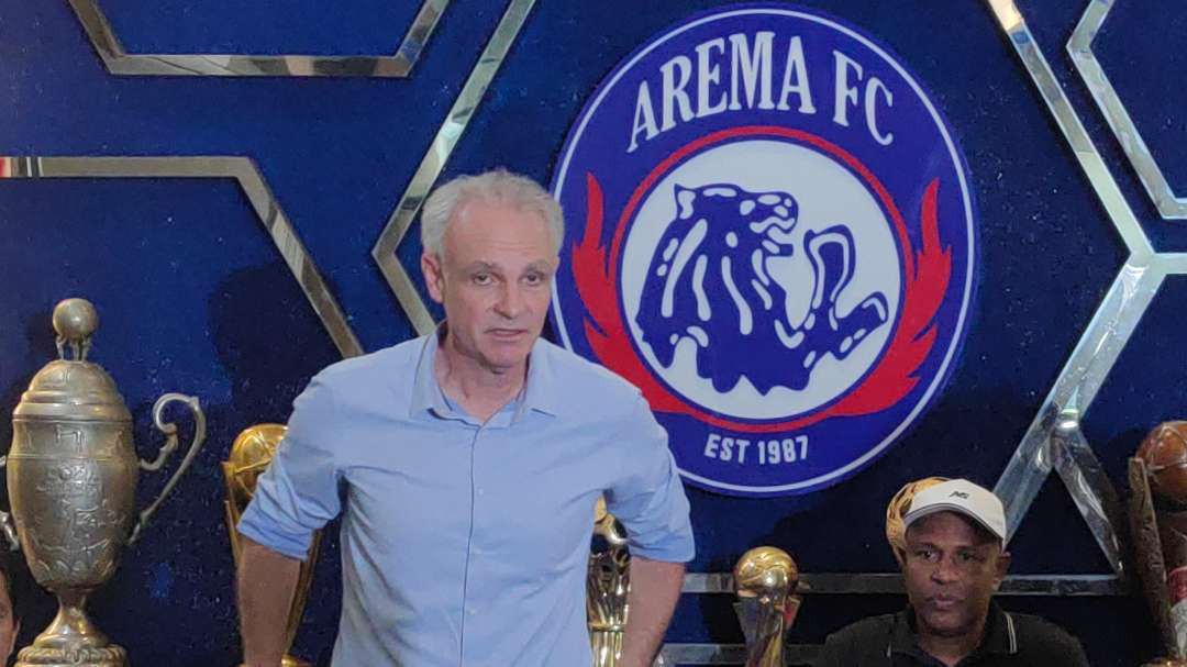 Sebelum melatih Arema, Joel Cornelli belum pernah memimpin latihan klub di sebuah kebun raya (Foto: Agung/Ngopibareng.id)