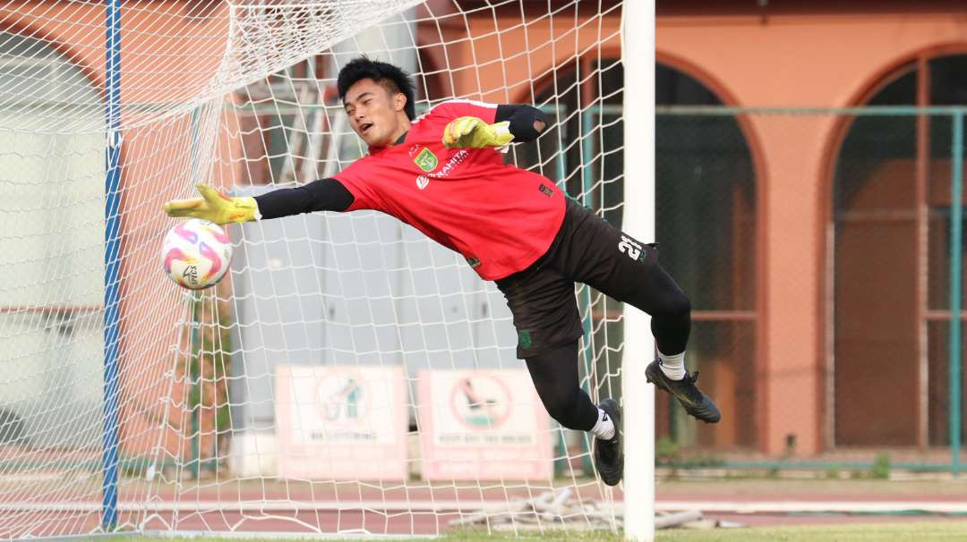 Kiper Timnas Indonesia, Ernando Ari saat menjalani latihan bersama Persebaya. (Foto: Fariz Yarbo/Ngopibareng.id)