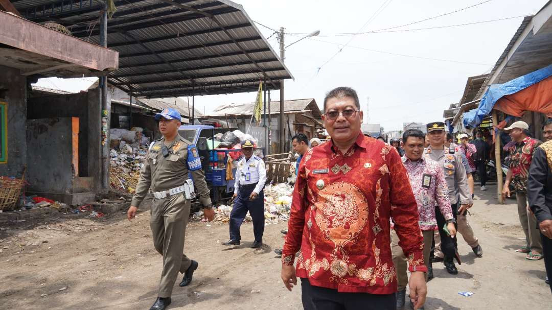 Plt. Bupati Malang kunjungi TPS Pasar Baru Dampit. (Foto: Humas Pemkab Malang)