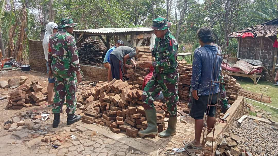 Satgas TMMD  membongkar rumah tak layak huni milik warga lereng Gunung Wilis Kediri. (Foto: Istimewa)