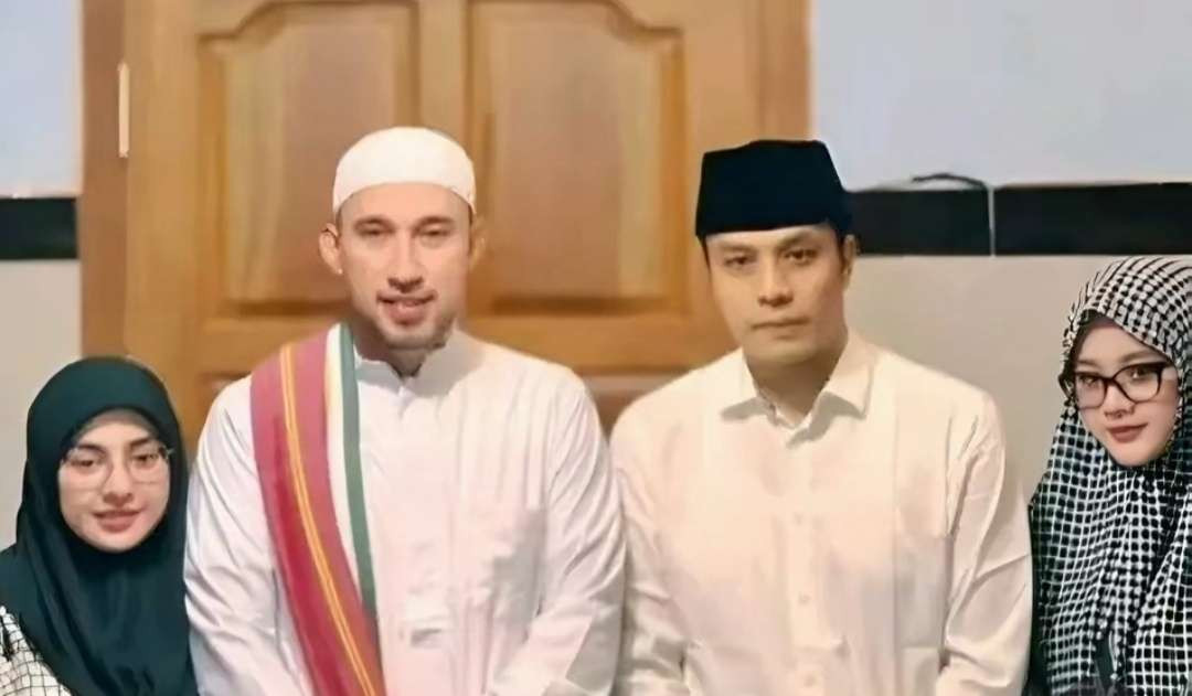 Gus Kautsar bersama Habib Zainal Abidin Assegaf dan istri masing-masing. (Foto: dok/ngopibareng.id)