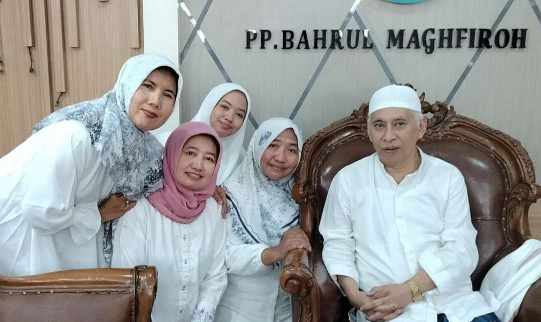 Prof KH Muhammad Bisri, Pengasuh Pondok Pesantren Bahrul Maghfiroh Kota Malang bersama ibu-ibu Muslimat NU. (Foto:adi/ngopibareng.id)