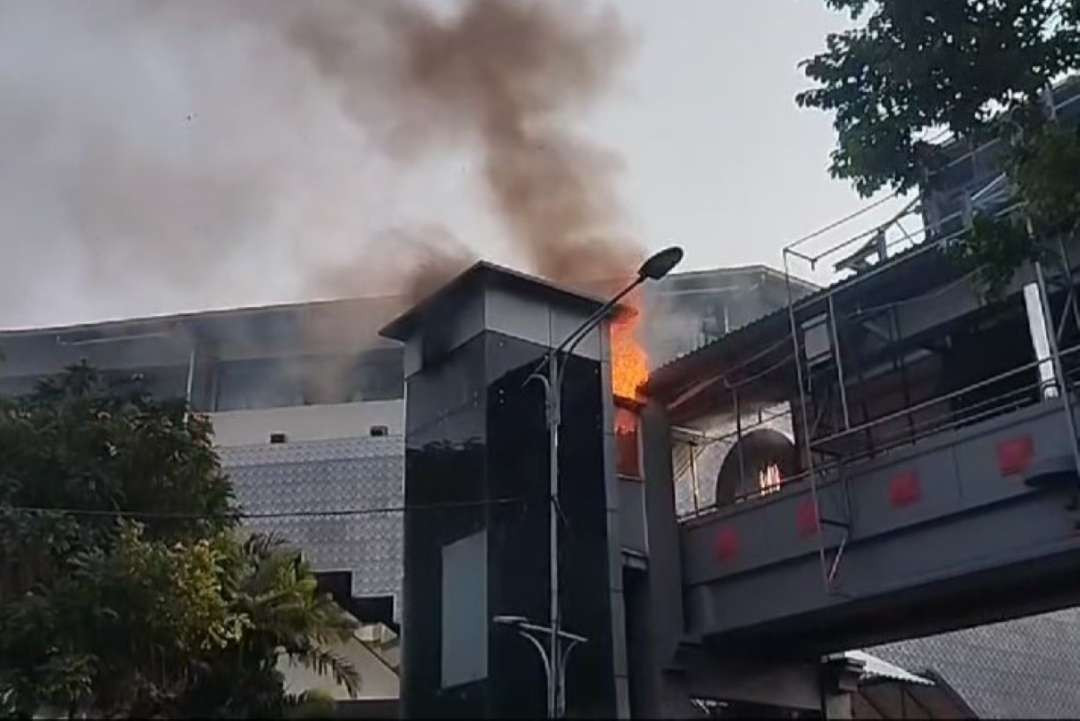 Jembatan Penyeberangan Orang (JPO) di dekat Delta Plaza Surabaya, yang terbakar pada pagi ini, Sabtu 5 Oktober 2024. (Foto: BPBD Kota Surabaya)