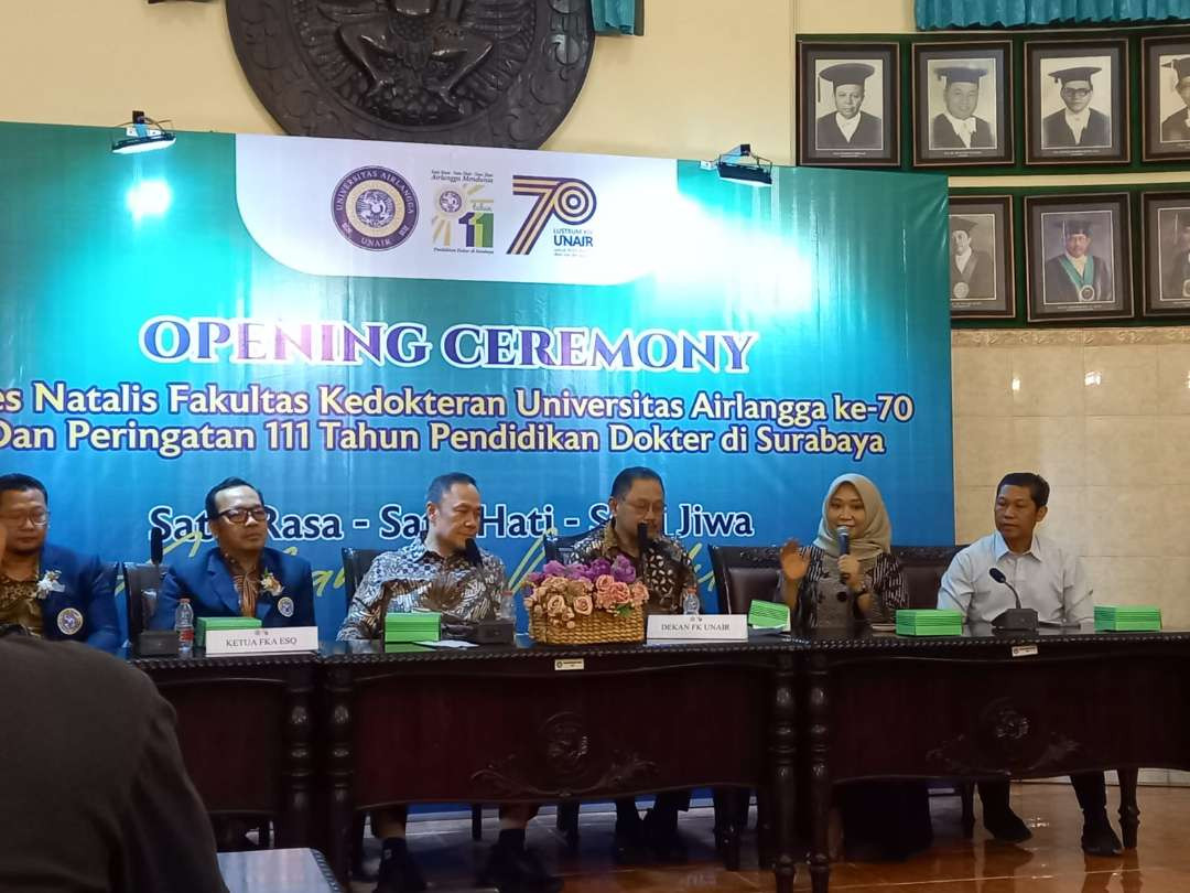 Dekan Fakultas Kedokteran Universitas Airlangga, Prof. Budi Santoso dan jajaran FK Unair beserta pencetus ESQ Leadership Center Ary Ginanjar, saat konferensi pers di Kampus A Unair, Sabtu 5 Oktober 2024. (Foto: Julianus Palermo/Ngopibareng.id)