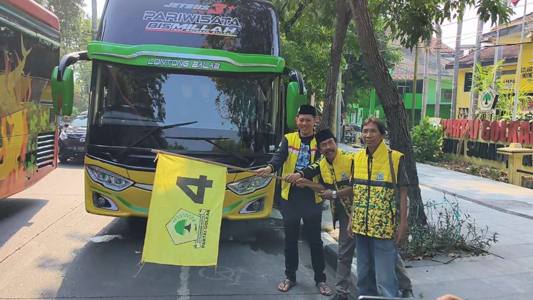 Wakil Ketua Bappilu DPD Golkar Surabaya sekaligus Sekretaris HUT ke-60 DPD Golkar Surabaya, Ahmad Nurjayanto, memberangkatkan lima rombongan bus untuk ziarah wali lima, Sabtu 5 Oktober 2024. (Foto: DPD Golkar Surabaya)