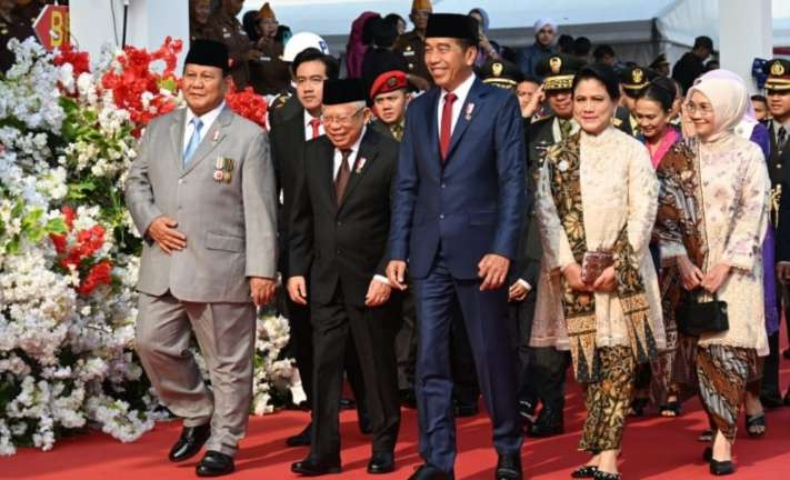 Presiden Jokowi didamping Wapres KH Ma'ruf Amin dan Presiden Terpilih Prabowo Subianto serta Wapres Terpilih Gibran Rakabuming Raka menyapa pengunjung pada HUT TNI di Monas. (Foto: Setpres)