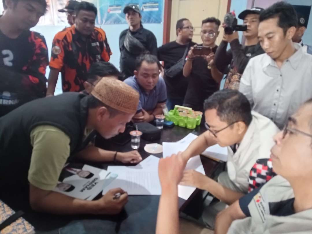 Tim Hukum dan Advokasi Yes-Dirham melaporkan dugaan pelanggaran pidana pelanggaran pemilu ke Bawaslu Lamongan. (Foto: Imron Rosidi/Ngopibareng.id)