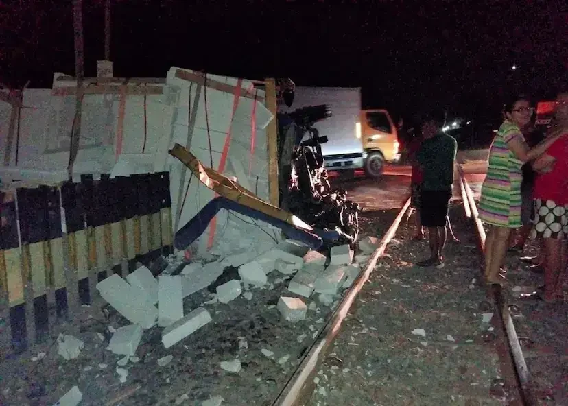 Kereta Api Argo Bromo tertemper truk Hino di perlintasan kereta api di Baureno, Bojonegoro pada Minggu 6 Oktober 2024.(Foto: Istimewa)