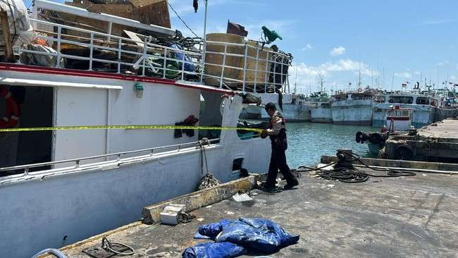 Kapal ikan KM Permata 168 meledak di Dermaga Barat Pelabuhan Benoa, Kota Denpasar, Bali, Minggu 6 Oktober 2024. (Foto: dok. Humas Polresta Denpasar)