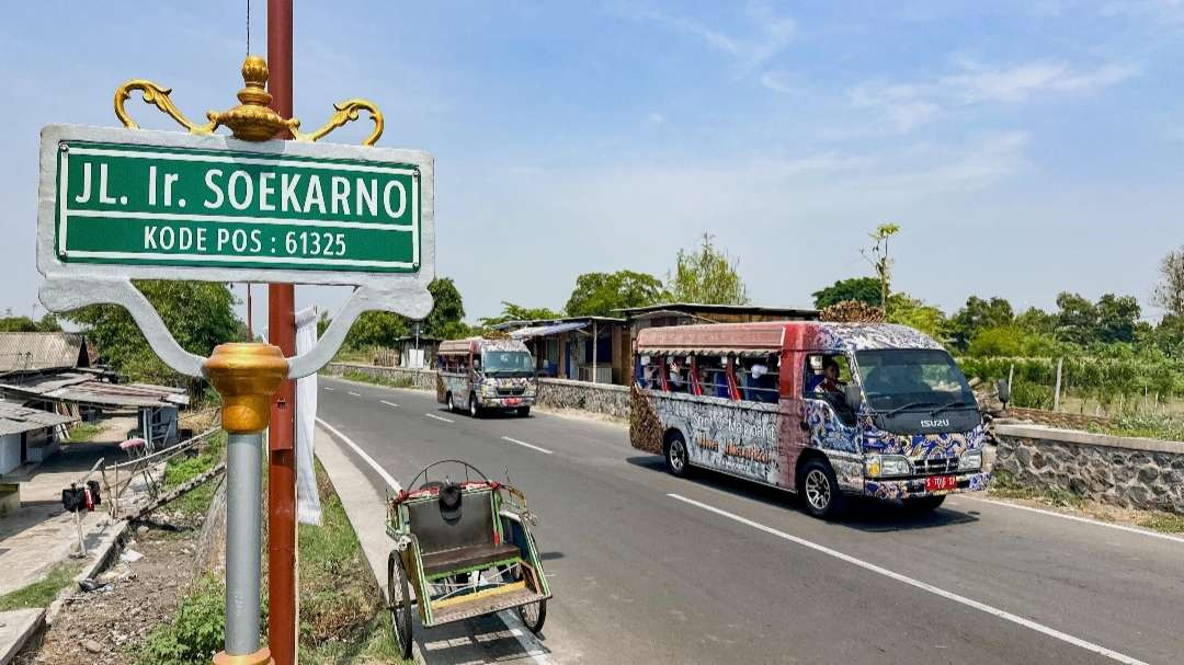 Shuttle Bus Pemkot Mojokerto antar keliling wisata Kota Mojokerto.(Foto Deni Lukmantara/Ngopibareng)