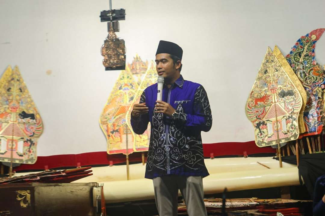 Ribuan warga sedang menonton pergelaran wayang kulit yang diinisiasi oleh anggota DPRD Kota Kediri Choirudin Mustofa (Foto: Fendi Lesmana/Ngopibareng.id)