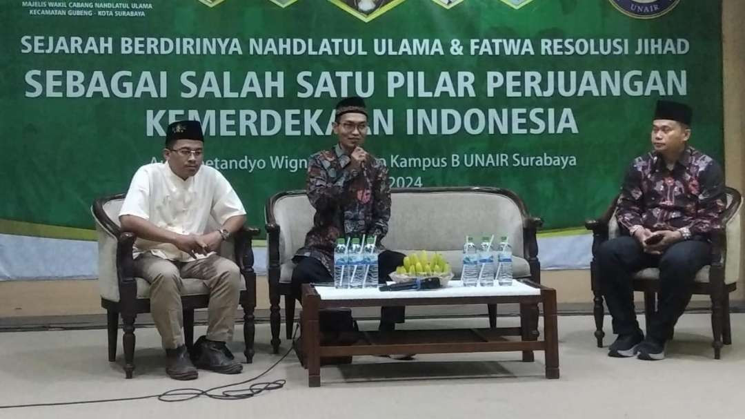 Penulis buku Resolusi Jihad NU dan Perang Sabil di Surabaya tahun 1945, Riadi Ngasiran memaparkan sejarah perjuangan NU dalam mempertahankan NKRI. (Foto: Ngopibareng.id)