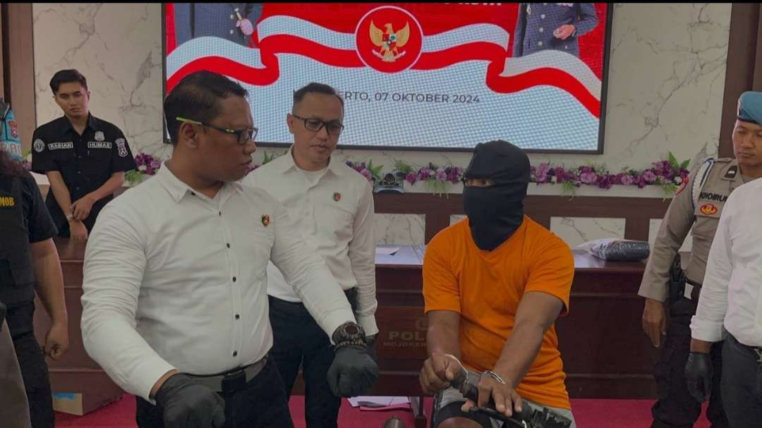 Pelaku jambret dihadirkan dalam konferensi pers di Polres Mojokerto Kota. (Foto: Deni Lukmantara/Ngopibareng.id)