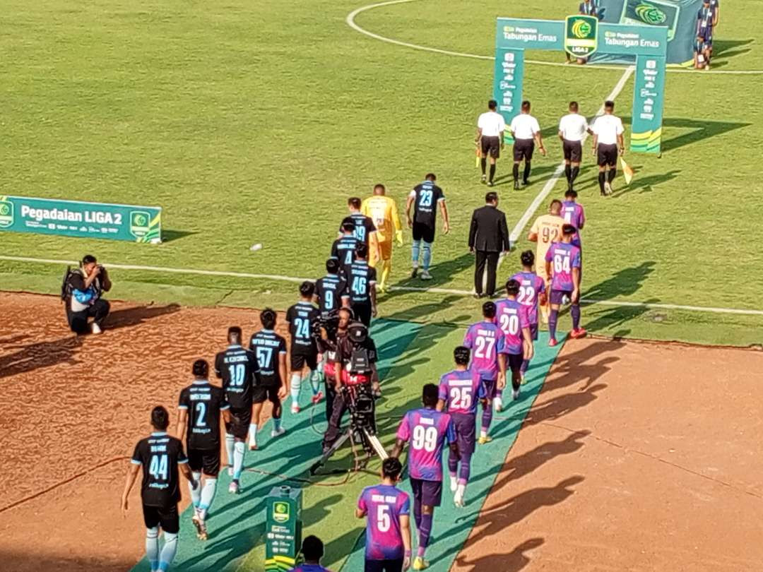 Kedua tim.Persela v Rans Nusantara ketika memasuki lapangan pertandingan (Foto : Imron Rosidi /Ngopibareng.id)