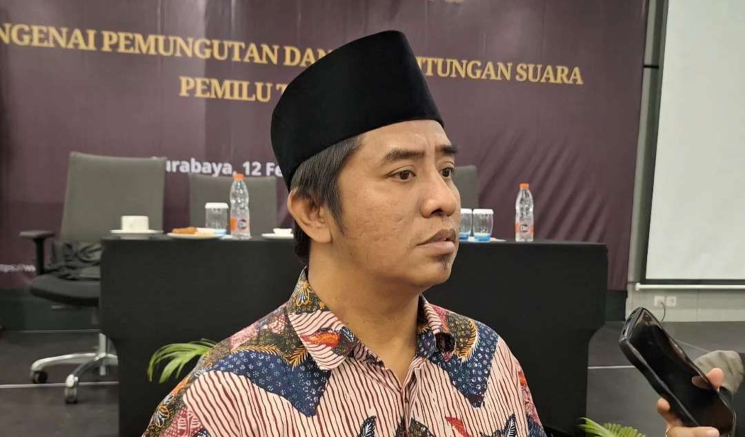 Komisoner Divisi Sosialisasi, Pendidikan Pemilih, Partisipasi Masyarakat, dan Sumber Daya Manusia (SDM) KPU Kota Surabaya Subairi. (Foto: Julianus Palermo/Ngopibareng.id)