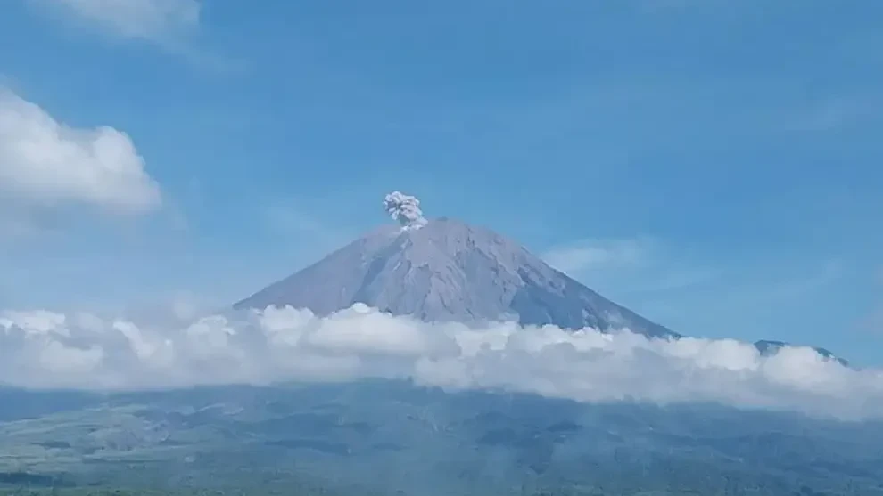 Gunung Semeru di perbatasan Kabupaten Lumajang dan Malang, Jawa Timur tercatat dua kali erupsi pada Senin, 7 Oktober 2024 pagi. (Foto: PVMBG)