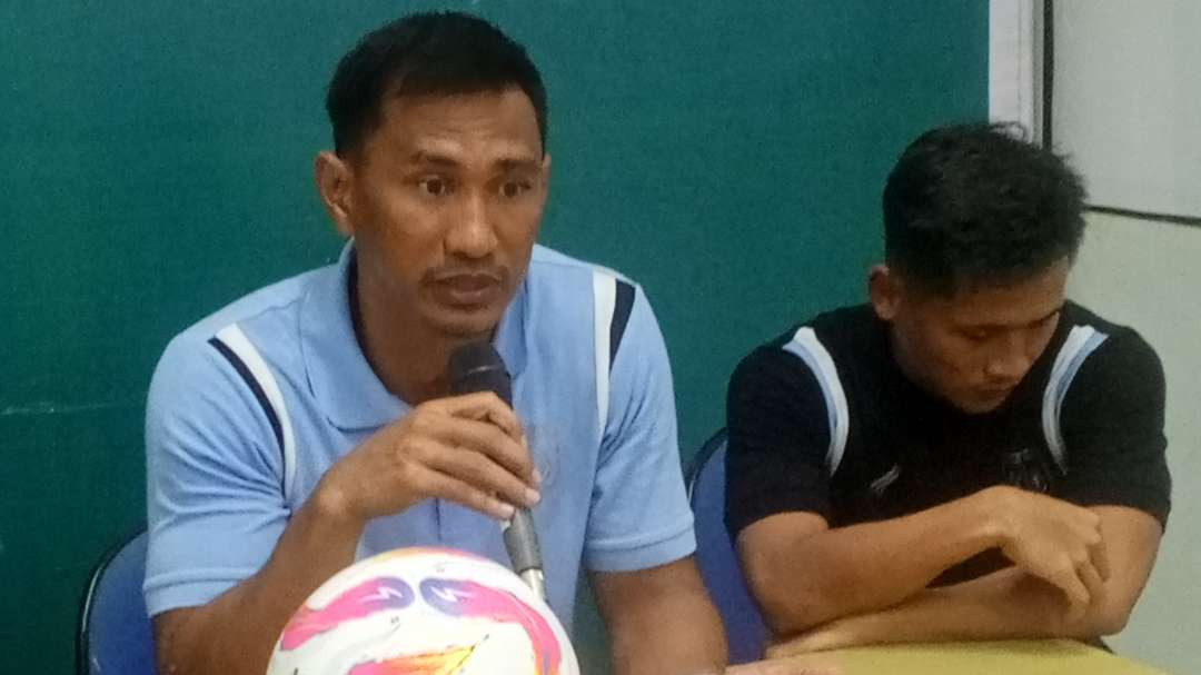 Pelatih Persela, Zulkifli Syukur kecewa tim asuhannya ditahan imbang RANS Nusantara. (Foto: Imron Rosidi/Ngopibareng.id)