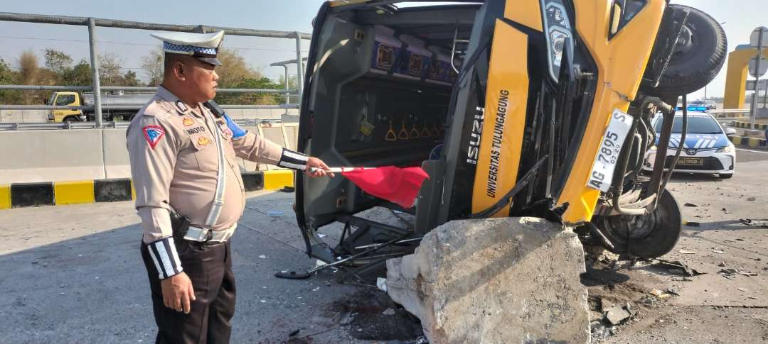 Aparat saat melakukan olah TKP kecelakaan bus pengangkut siswa dan guru SMAN 1 Kedung Waru di Tol Mojokerto-Surabaya, Senin 7 Oktober 2024. (Foto: Istimewa)