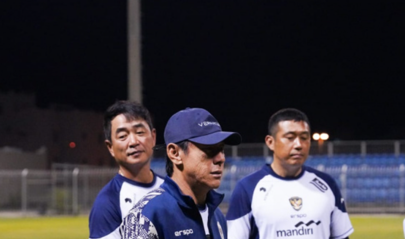 Pelatih Timnas Shin Tae-yong saat latihan perdana di Hamad Town Youth & Sports Ground pada Minggu 6 Oktober 2024 malam.(Foto: dok.pssi)