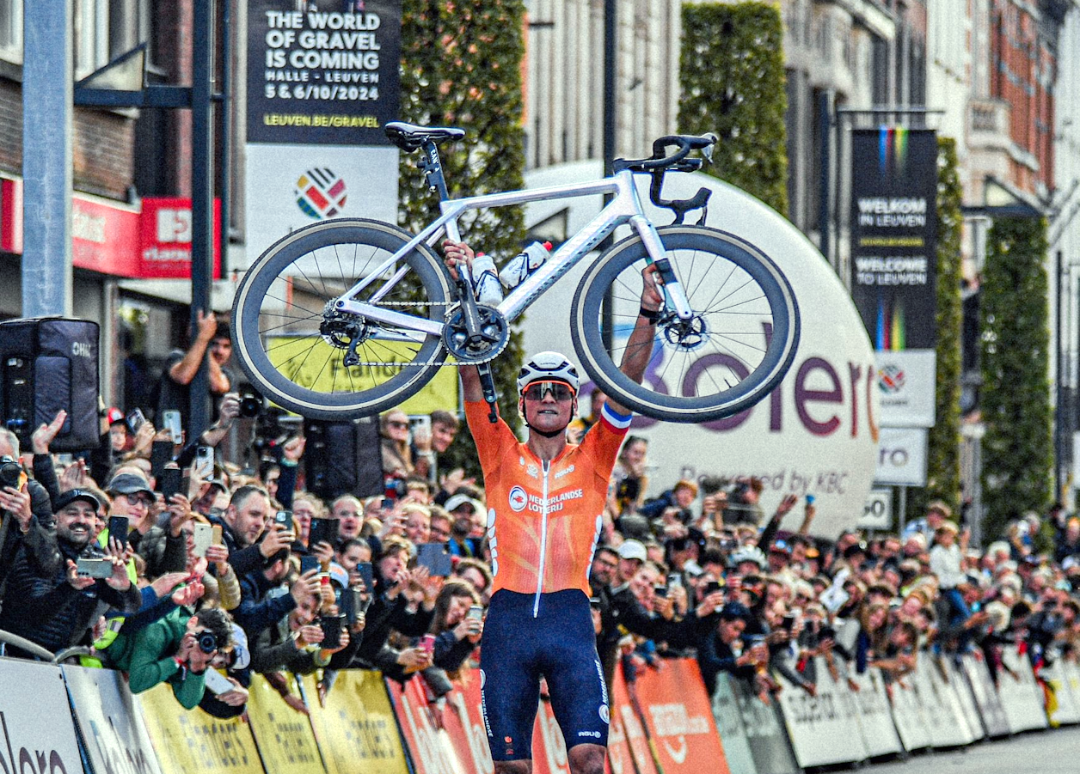 Mathieu van der Poel memenangkan UCI Gravel World Championship 2024. (Foto: Istimewa)