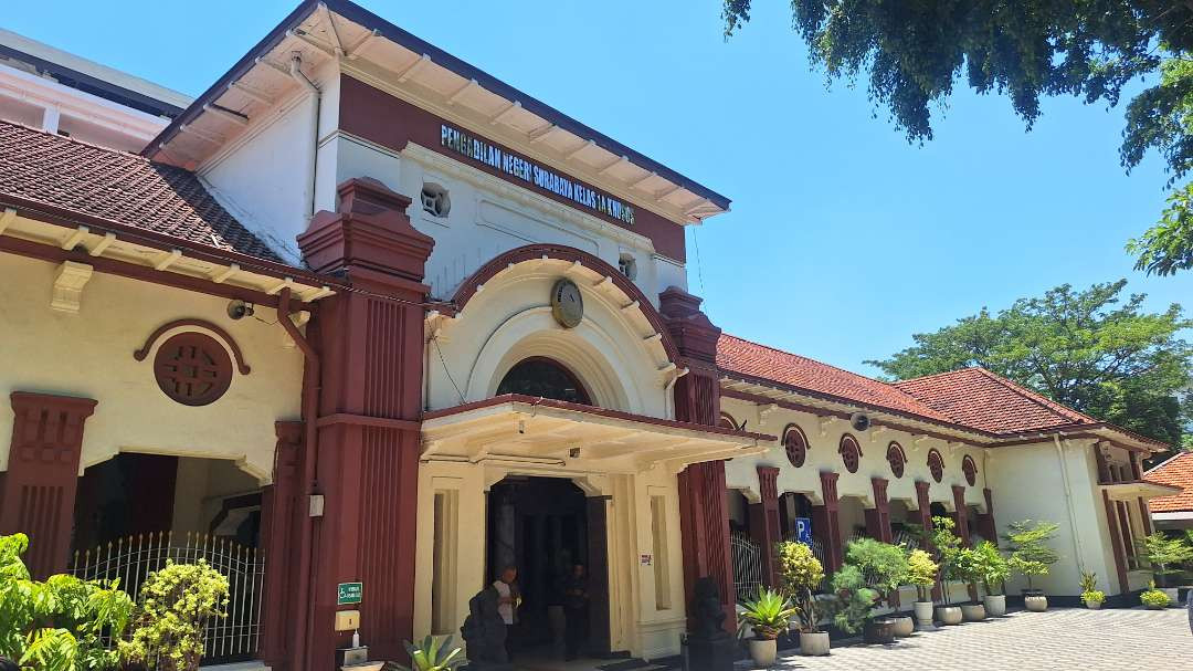 Suasana lengang di Pengadilan Negeri (PN) Surabaya, Jalan Arjuno, Sawahan, pada hari pertama pelaksanaan gerakan mogok sidang oleh hakim di seluruh Indonesia, Senin 7 Oktober 2024. (Foto: Julianus Palermo/Ngopibareng.id)