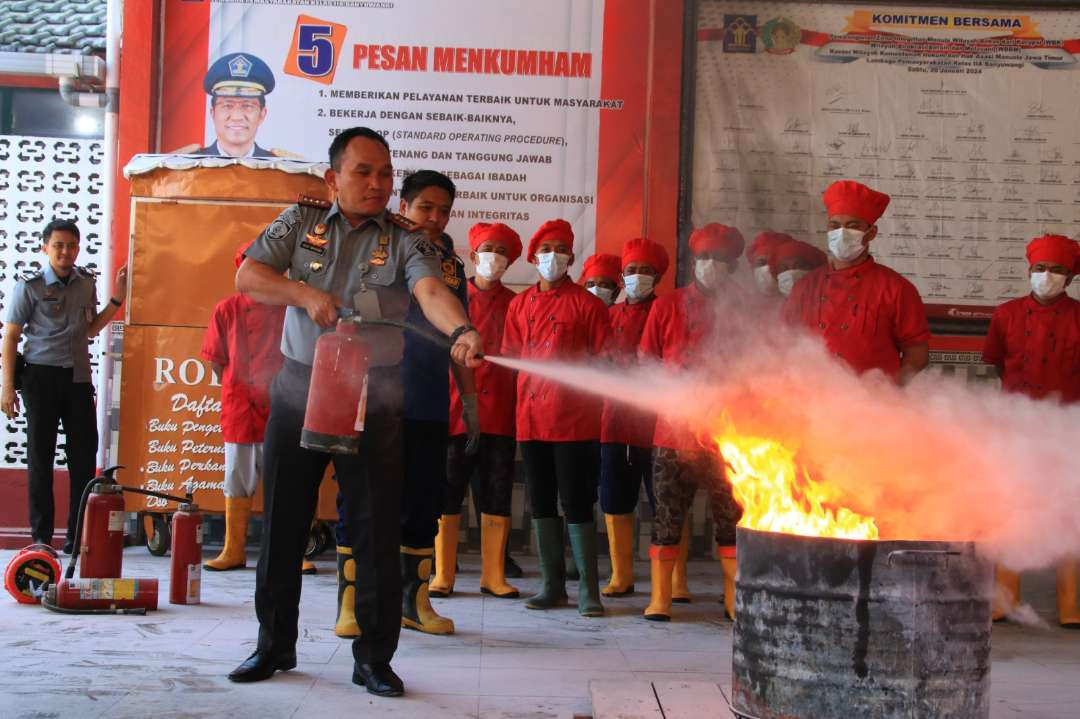 Kepala Lapas Banyuwangi Agus Wahono melakukan pemadaman api dengan APAR (Foto: istimewa)