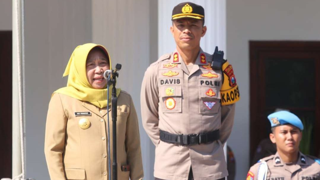 Pjs Walikota Pasuruan Lilik Pudjiastuti menghadiri penyerahan penghargaan kepada anggota polisi yang berprestasi dan siswa-siswi anggota Polisi Keamanan Sekolah (PKS) bertempat di lapangan Polres Kota Pasuruan, Senin 7 Oktober 2024. (Foto: Istimewa)