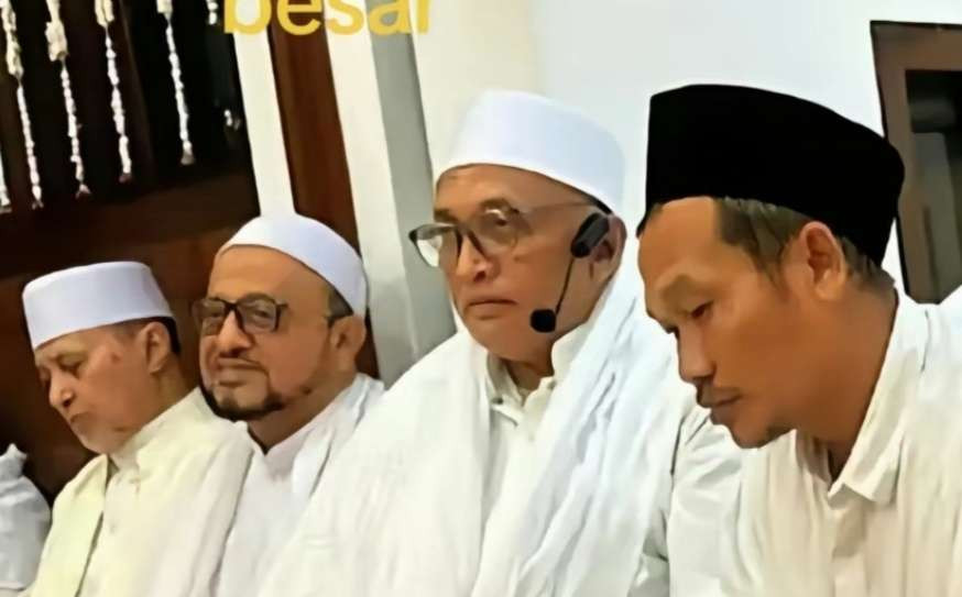 KH Idris Hamid Pasuruan, Pengasuh Pondok Pesantren Salafiyah, Kota Pasuruan, bersama Gus Baha. (Foto: dok/ngopibareng.id)