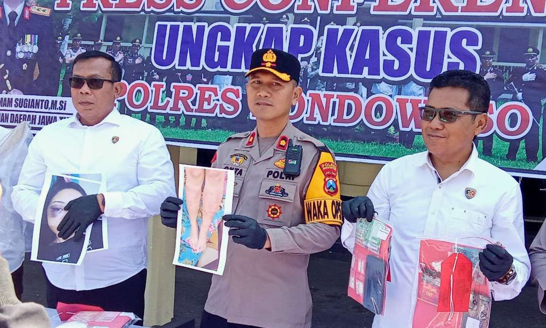 Wakapolres Bondowoso, Kompol Dwi Okta Heriyanto menunjukan barang bukti hingga berhasil menangkap pelaku begal payudara.(Foto: Guido/Ngopibareng id)