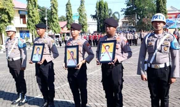 Tiga foto anggota Polres Situbondo dicoret merah setelah dipecat dari keanggotaan Polri. (Foto: Humas Polres Situbondo)