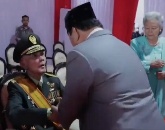 Presiden terpilih Prabowo Subianto saat memeluk dan membetulkan lencana yang dikenakan Try Sutrisno di HUT TNI ke 79. (Foto: tangkapan di X)