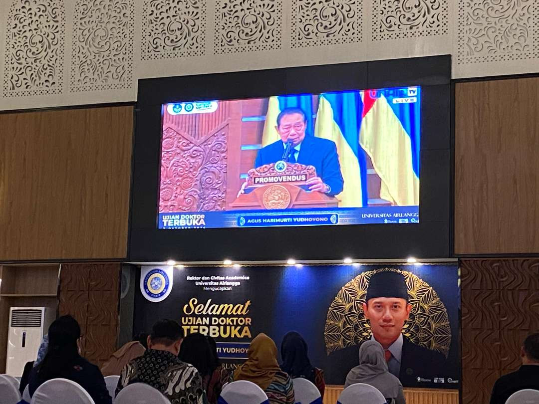 Presiden RI ke-6 Susilo Bambang Yudhoyono (SBY) saat memberikan pidato pada ujian doktor terbuka Menteri ATR/BPN Agus Harimurti Yudhoyono. (Foto: Julianus Palermo/Ngopibareng.id)