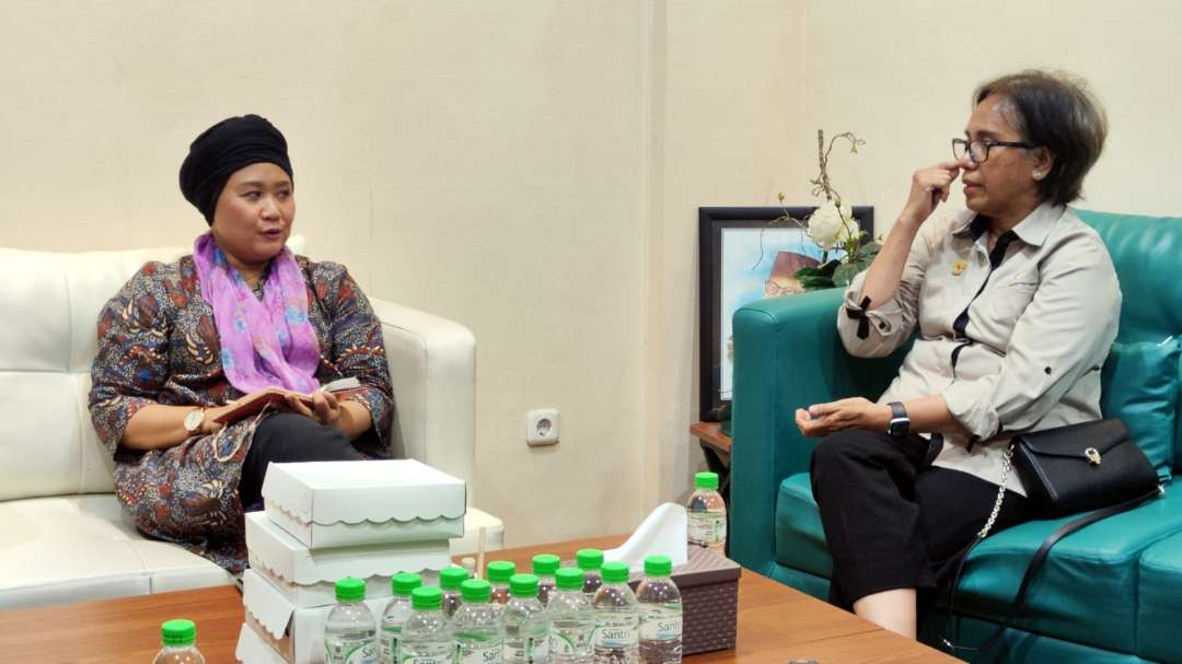 Cagub Jatim nomor urut 01, Luluk Nur Hamidah (kiri), menemui Komisioner KPAI Sylvana Maria Apituley di Kantor DPW PKB Jatim, Surabaya, Selasa 8 Oktober 2024. (Foto: Fariz Yarbo/Ngopibareng.id)