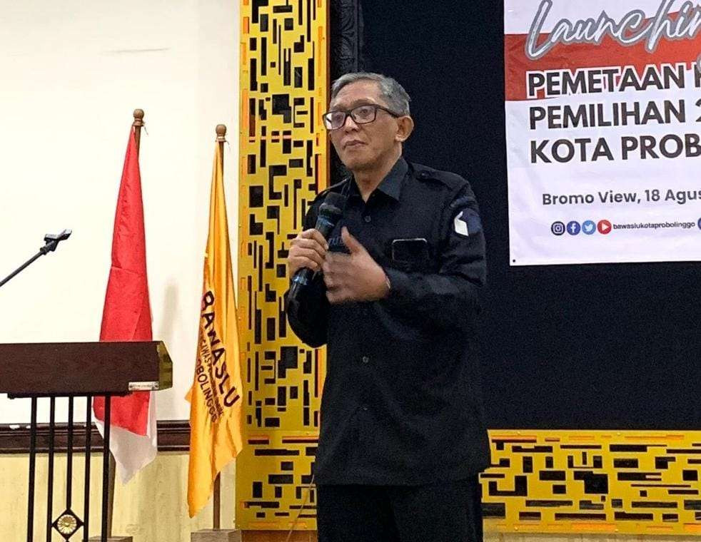 Koordinator Divisi Hukum, Pencegahan, Parmas, dan Humas Bawaslu Kota Probolinggo, Putut Gunawarman Fitrianta. (Foto: Ikhsan Mahmudi/Ngopibareng.id)