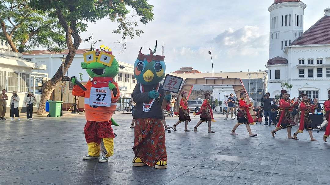 Maskot Pilgub Jatim 2024, Si Jalih dan maskot Pilwali Surabaya 2024 Si Mbois, saat diperkenalkan di Kawasan Kota Lama Surabaya, Selasa 8 Oktober 2024. (Foto: Julianus Palermo/Ngopibareng.id)