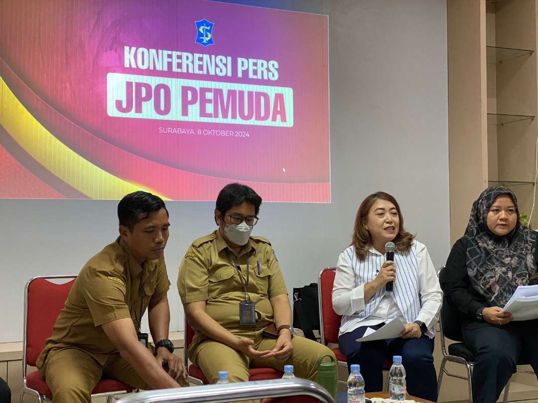 Humas PT Warna Warni sekaligus pihak penyewa dan pengelola lift JPO Jalan Pemuda, Dinar Aisyah (kedua dari kanan) saat menjelaskan hasil investigasi pihaknya terkait kebakaran JPO Jalan Pemuda, Selasa 8 Oktober 2024. (Foto: Julianus Palermo/Ngopibareng.id)