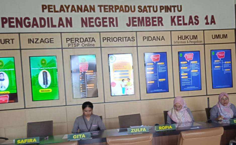 Suasana ruang pelayanan terpadu satu pintu Pengadilan Negeri Jember. (Foto: Rusdi/Ngopibareng.id)