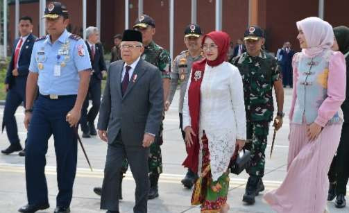 Wapres KH Ma'ruf Amin beserta istri meninggalkan Lanud TNI AU menuju Laos. (Foto: Setwapres)