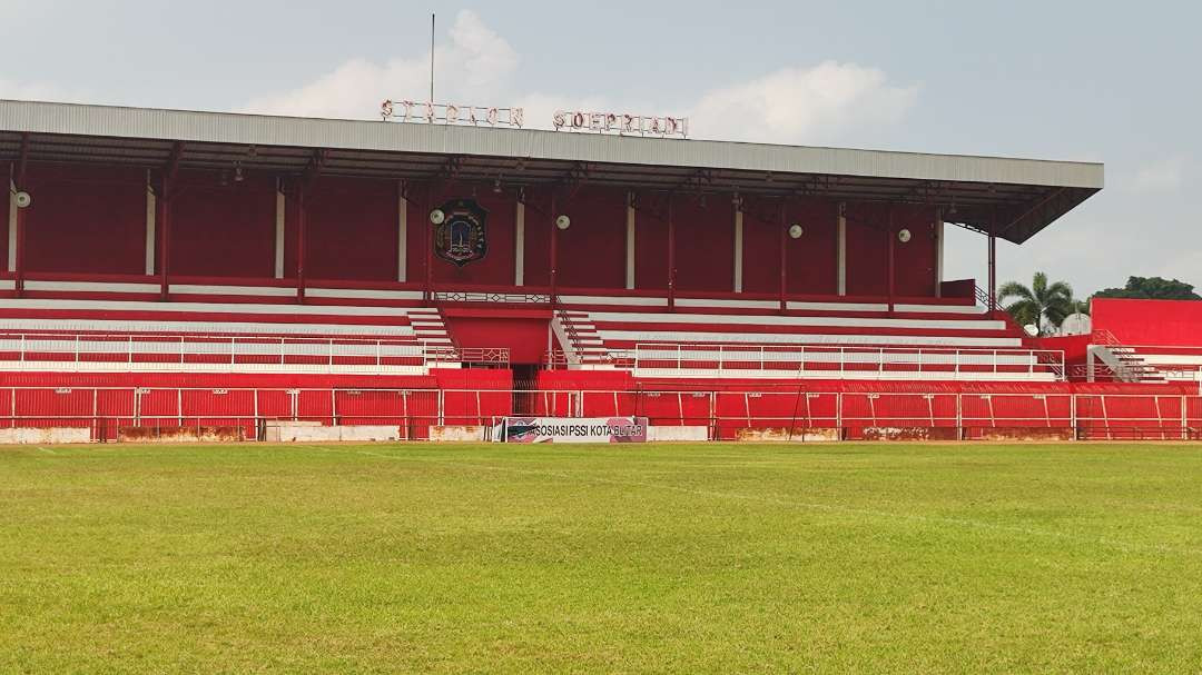 Stadion Soepriadi dibenahi rumputnya (Foto: PT Lestarindo)