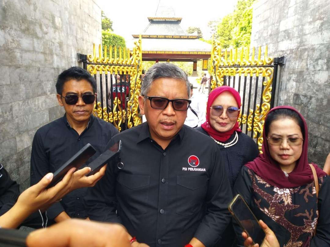 Sekjen DPP PDI Perjuangan Hasto Kristiyanto saat mengantar Megawati Soekarno Putri berziarah di komplek makam Bungkarno kelurahan Bendogerit kecamatan Sananwetan Kota Blitar , Senin 7 Oktober 2024. (Foto:  Choirul Anam/Ngopibareng.id)