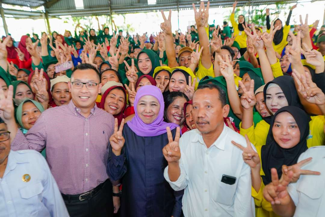 Para pekerja PT Santos Jaya Abadi antusias menyambut kedatangan Calon Gubernur Jawa Timur nomor urut 2 Khofifah Indar Parawansa, Senin 7  Oktober 2024. (Foto: Istimewa)