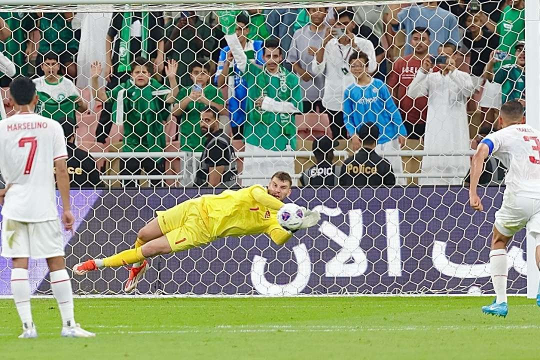 Cedera pergelangan tangan Maarten Paes akan kembali diperiksa oleh dokter Timnas Indonesia setibanya di Bahrain hari ini, Selasa 8 Oktober 2024. (Foto: Instagram/@maartenpaes)