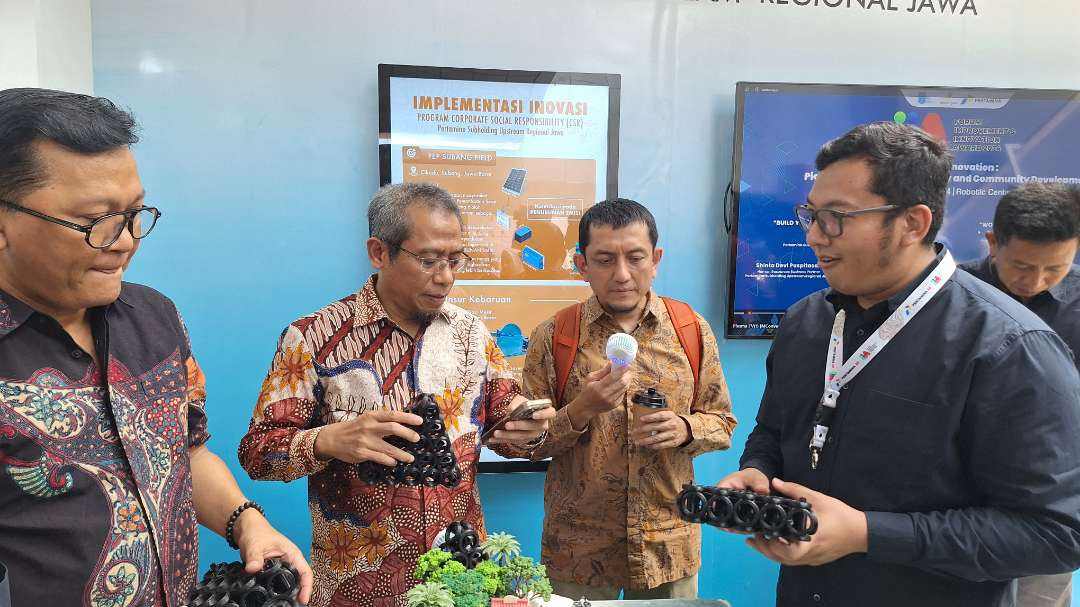 Direktur Pertamina Subholding Upstream Regional Jawa Wisnu Hindadari (kedua dari kiri) saat meninjau salah satu proyeksi dan inovasi dari salah satu Perwira Pertamina di Kantor Regional Jawa, yang disosialisasikan dalam Forum Improvement and Innovation Award (IIA) 2024, di Pusat Robotics Center ITS Surabaya, Selasa 8 Oktober 2024. (Foto: Julianus Palermo/Ngopibareng.id)