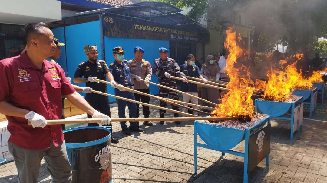 Pemusnahan rokok ilegal di halaman kantor Bea Cukai Banyuwangi (Foto: Muh Hujaini/ Ngopibareng.id)