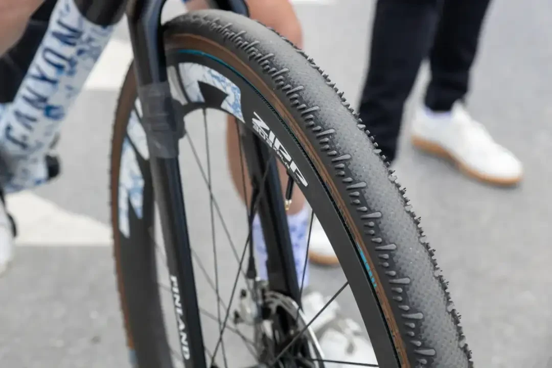 Wheelset ZIPP 303 XPLR SW dengan ban Schwalbe G-One RS.