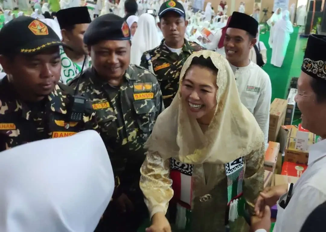 Yenny Wahid menerima aspirasi dari Barikade Gus Dur di GOR Gadjah Mada, Mojosari, Mojokerto. (Foto Deni Lukmantara/Ngopibareng.id)