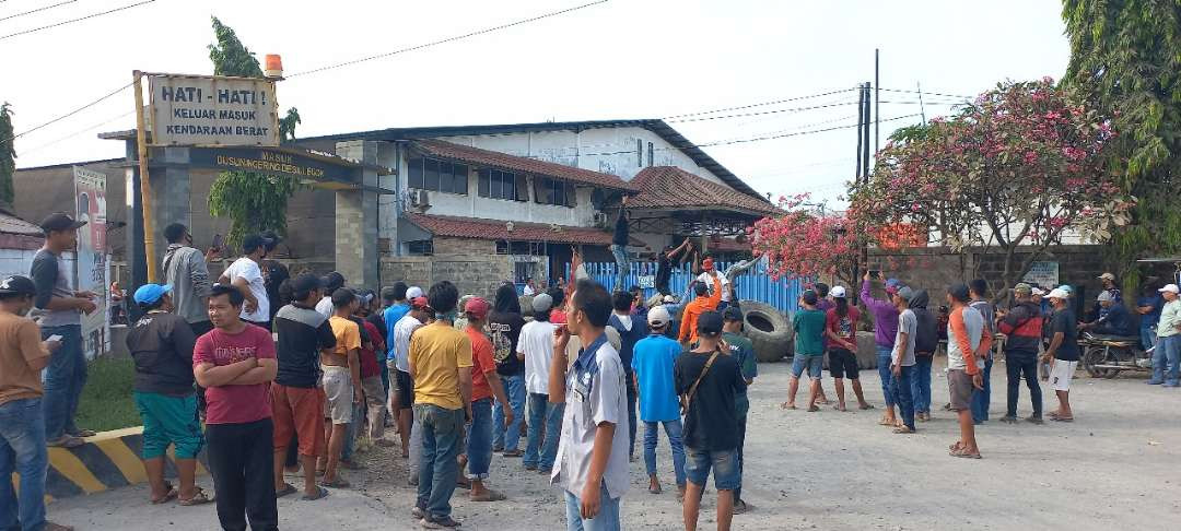 Ratusan pekerja pabrik pemotongan kayu PT Sonokeling Indah (SKI) di Desa Legok, Kecamatan Gempol, Kabupaten Pasuruan, masih mogok kerja. (Foto: Istimewa)