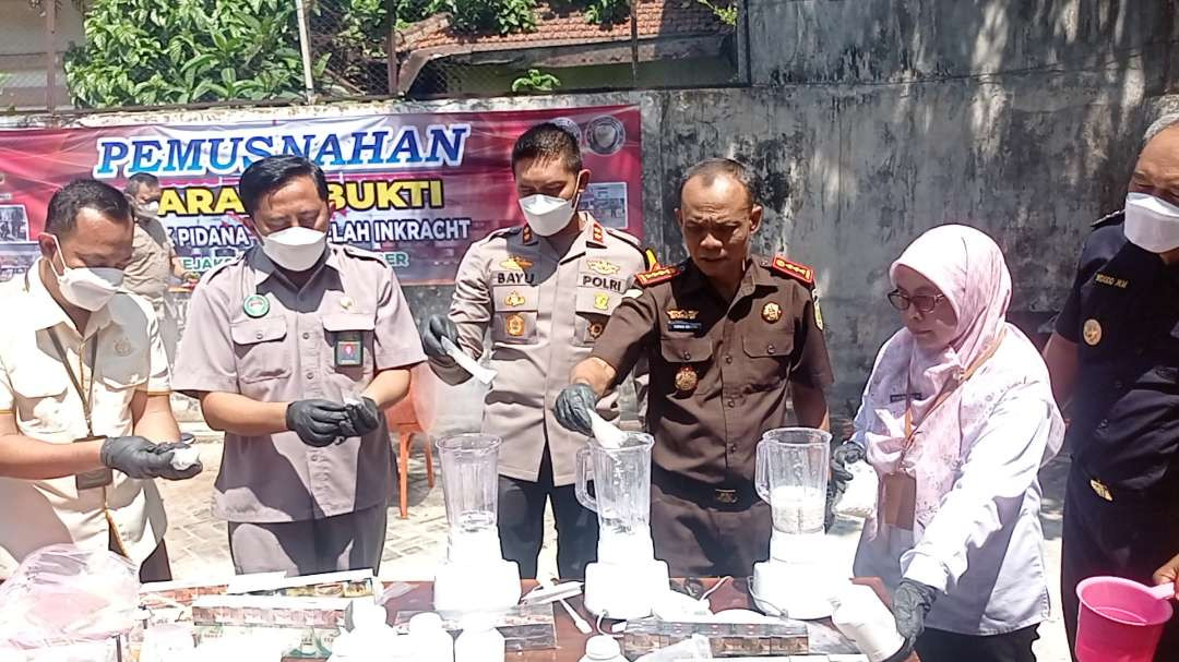 Proses pemusnahan barang bukti berupa sabu dan okerbaya dengan cara diblender (Foto: Rusdi/Ngopibareng.id)