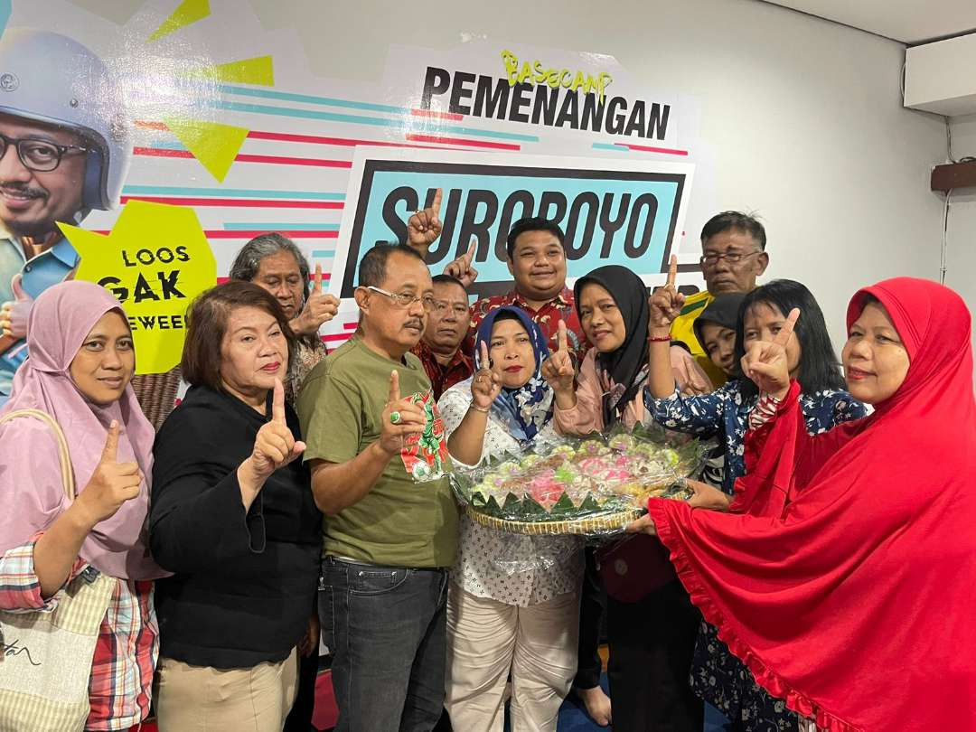 Calon Wakil Walikota Surabaya Armuji saat menerima tumpeng dari para pedagang dan pengrajin kue basah Pasar Kembang, sebagai wujud dukungan mereka kepada paslon petahana Eri Cahyadi-Armuji pada Pilwali Surabaya 2024. (Foto: Istimewa)